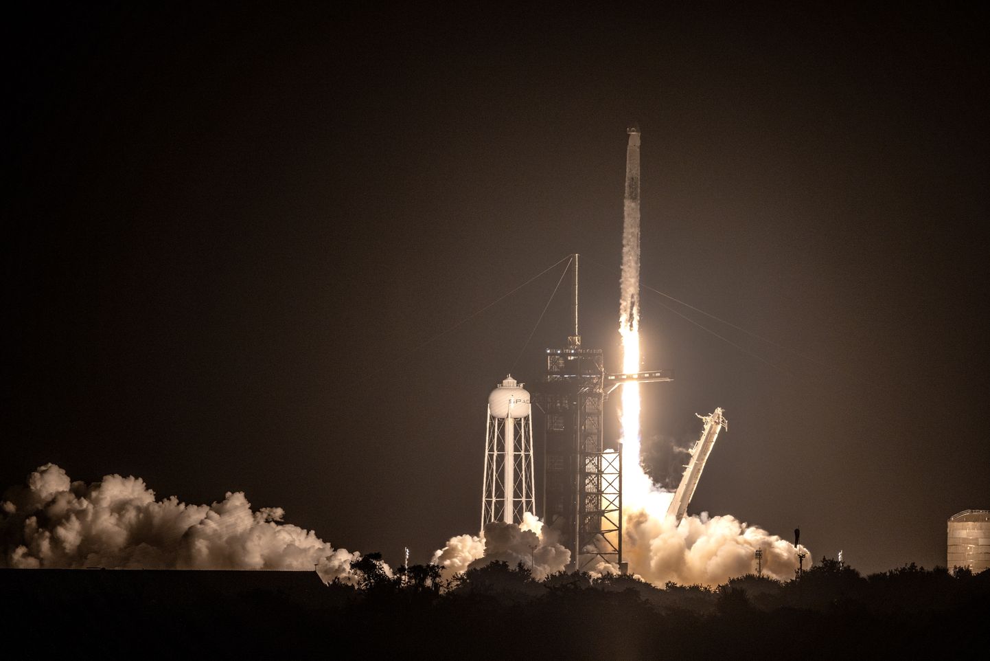 SpaceX Crew-7 kosmosemissiooni start.