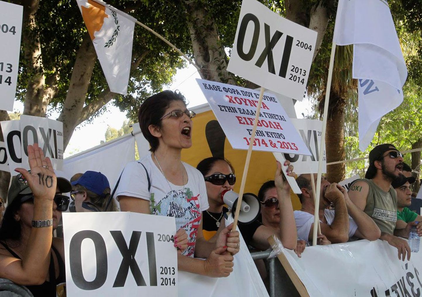 Samal ajal kui Küprose seadusandjad 30. aprillil abipaketi heaks kiitsid, avaldas rahvas parlamendihoone ees häälekalt meelt.