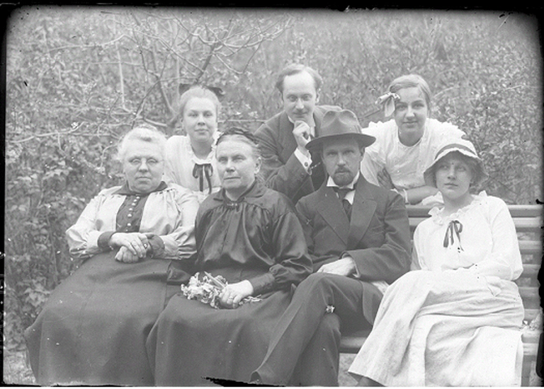 Kõrvid ja Parikased. Esimeses reas vasakult Anna Kõrv, Mari Parikas, Johannes Parikas ja Lilli Kõrv. Teises reas vasakult Alice Kõrv, Peeter Parikas ja ?.