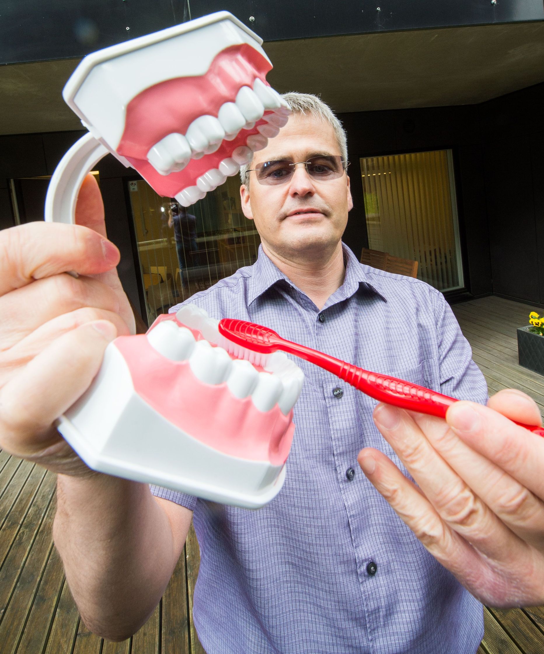 Hambaarst Marek Vingi sõnul oleks Eestile parim lahendus õpetada inimesed oma hammaste eest paremini hoolitsema.