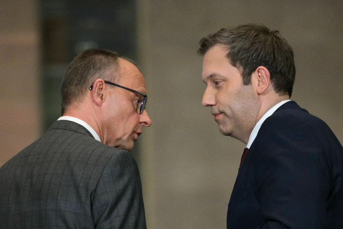 Kristlike demokraatide juht Friedrich Merz (vasakul) ja Bundestagi sotsiaaldemokraatide fraktsiooni juht Lars Klingbeil pärast 4. märtsi pressikonverentsi, milles nad andsid teada rahanduspoliitilisest kokkuleppest.​ Peatsete võimupartnerite liidrite näod annavad teada, et üheskoos valitsemine on neile sundvalik, mitte aga südamesoov.