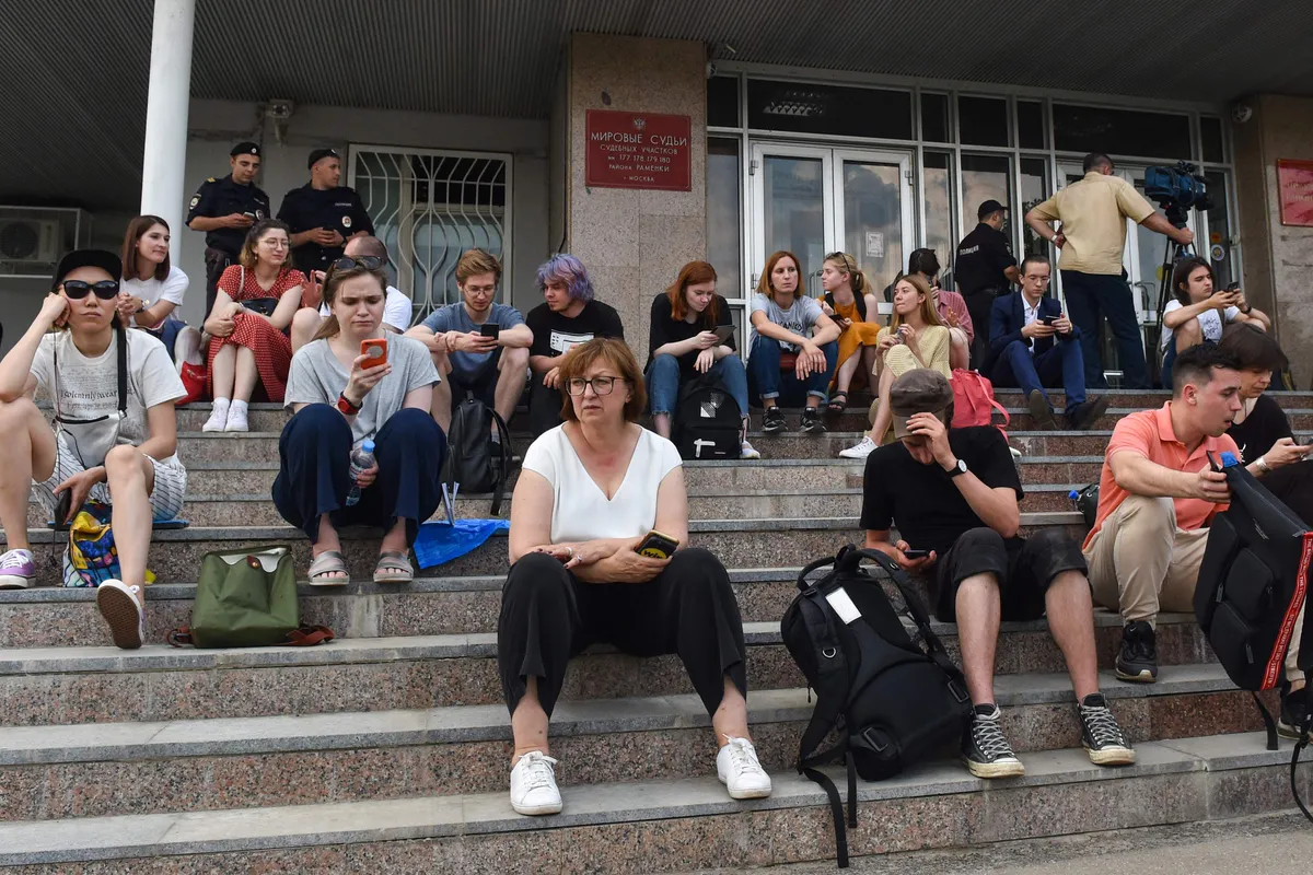 Gaļina Timčenko pie tiesas ēkas, kurā tiek izskatīta "Golunova lieta"