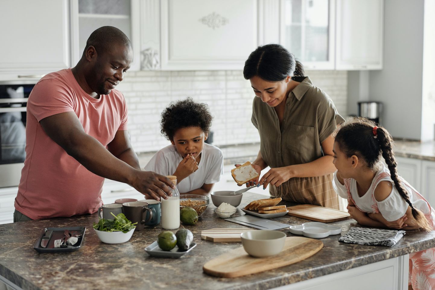 Laste köögis kaasamine tuleb kasuks näiteks nende tulevastele kokkamisoskustele.