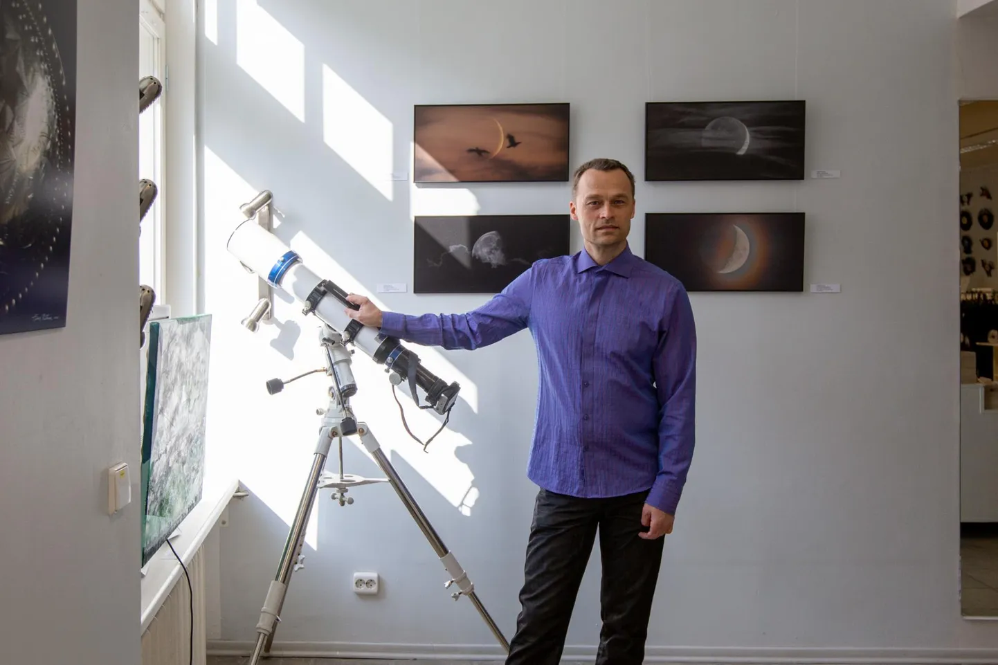 Martin Välliku fotod Kuust on rännanud Eestis mitmel näitusel, mõnda aega saab neid näha Lääne-Virumaa keskraamatukogus.