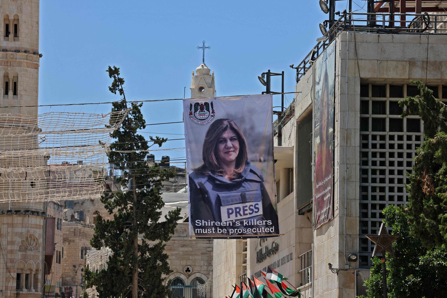 Plakat Shireen Abu Akleh mälestuseks Petlemmas 14. juuli 2022.