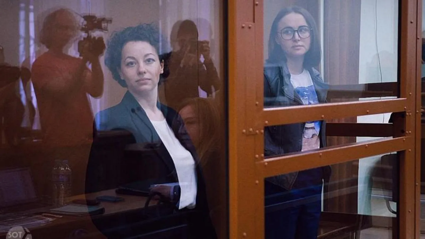 Перед появлением конвоя приставы запретили присутствующим в зале журналистам, родственникам и знакомым девушек как-либо приветствовать подсудимых.