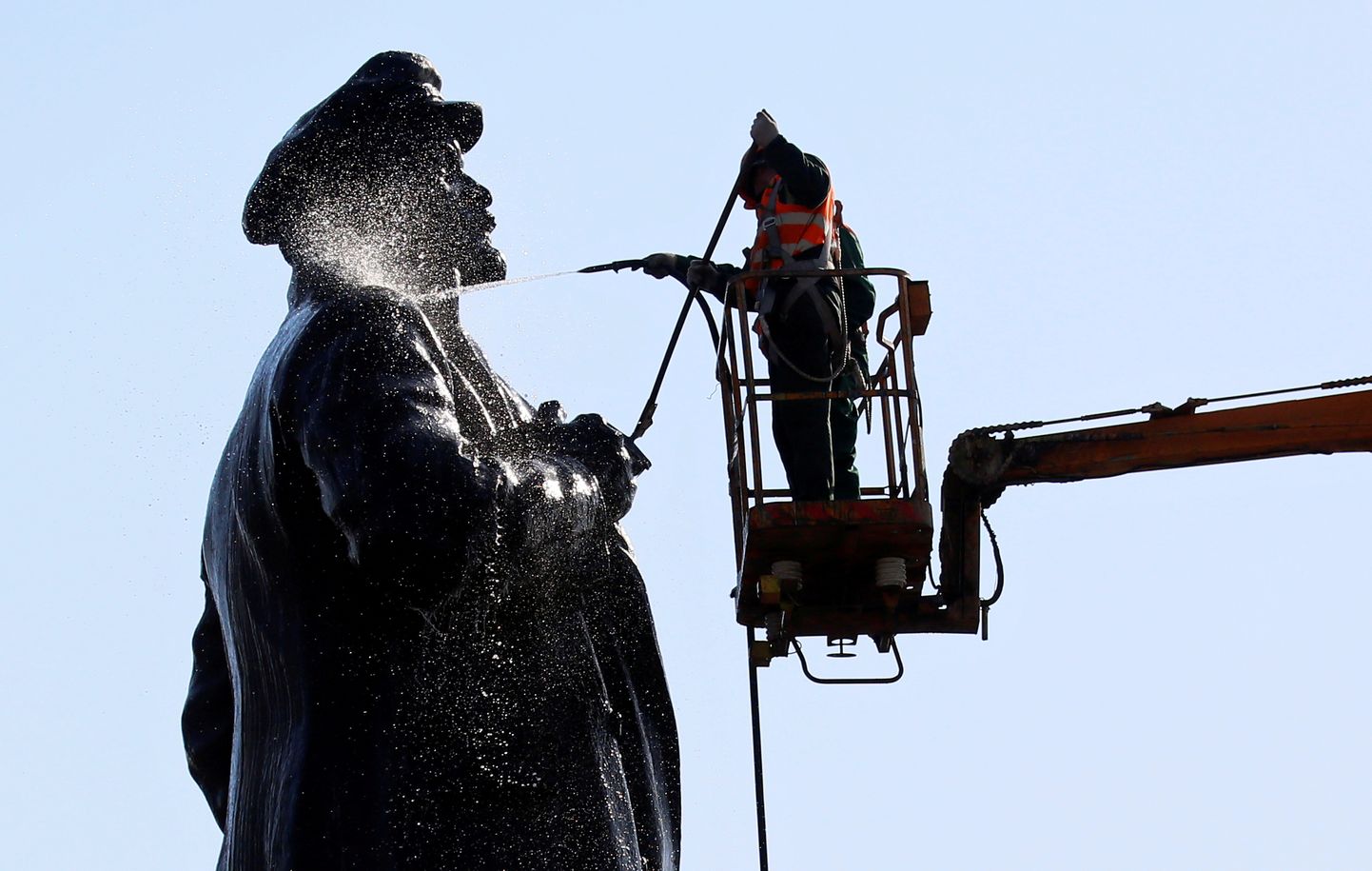 Tööline puhastab Lenini monumenti.