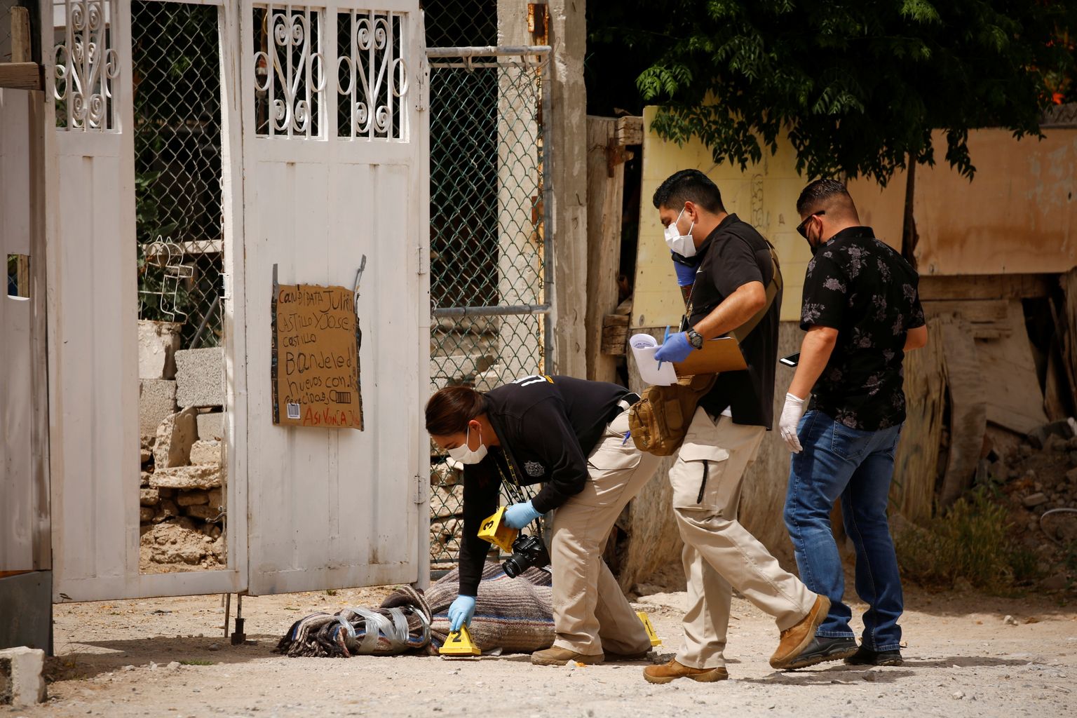 Kriminalistid uurimas kandidaadi Leticia Castillo maja juurde jäetud pakki ja ähvarduskirja.