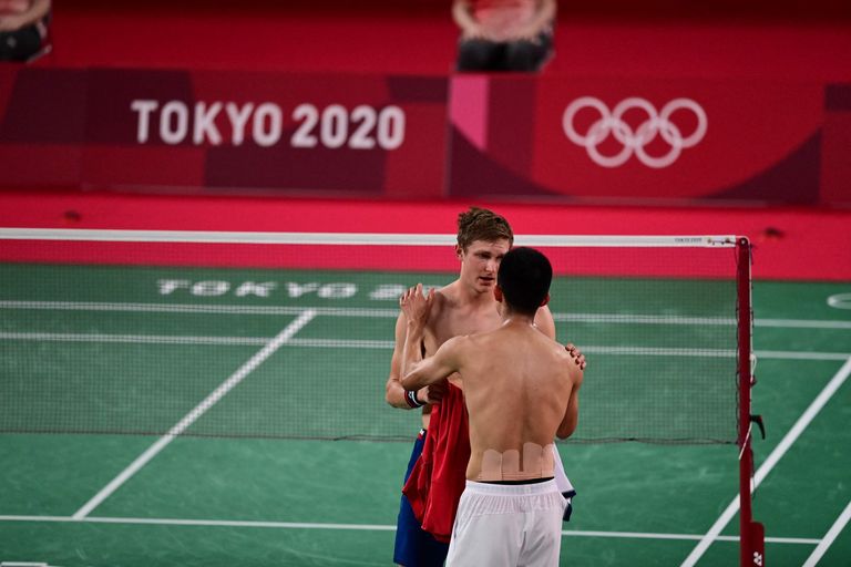Finalistid Viktor Axelsen (taga) ja Chen Long vahetavad pärast mängu särke. Nüüd on mõlemad tulnud olümpiavõitjaks.