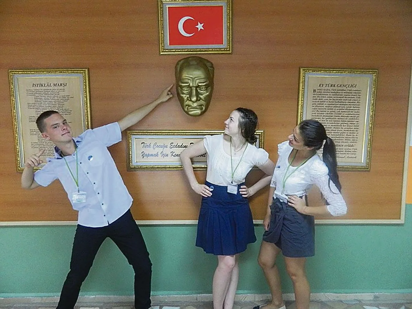 Noored väitlejad Karl Kontus, Kristin Parts ja Helery Maidlas Istanbuli vaatamisväärsustega tutvumas.
