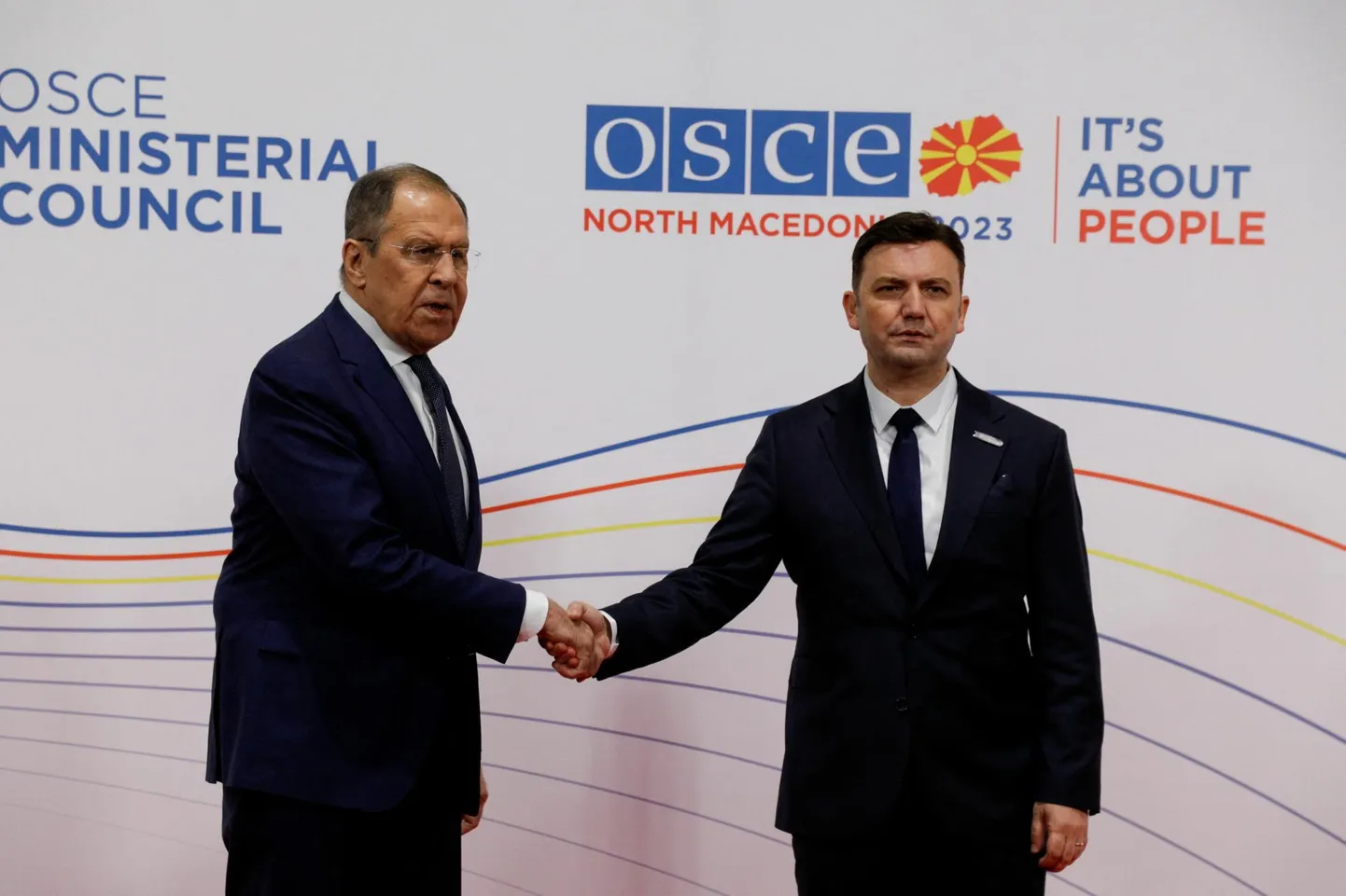 Mullu sai Vene välisminister Sergei Lavrov (vasakul) tänu toonase eesistuja Põhja-Makedoonia kolleegi Bujar Osmani kutsele lennata läbi mitme ELi maa õhuruumi OSCE kohtumisele Skopjesse.