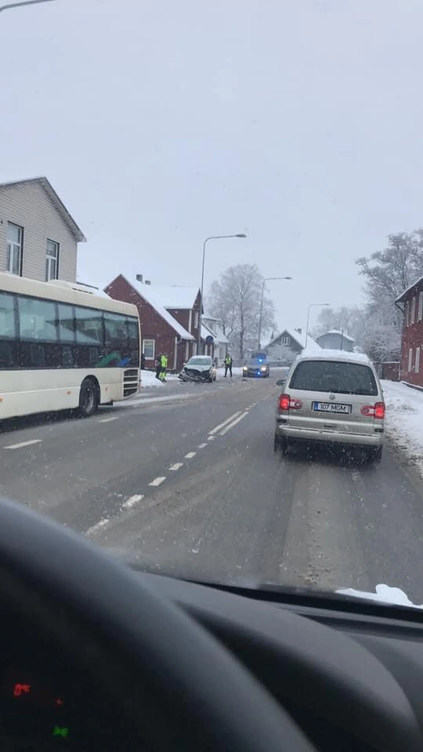 40. liini bussi ja sõiduauto kokkupõrge Pärnus Tallinna maanteel.