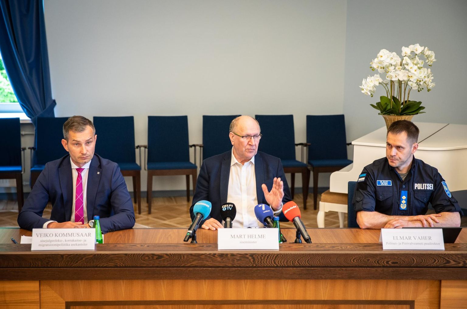Sisejulgeoleku-, korrakaitse- ja migratsioonipoliitika asekantsler Veiko Kommusaar (vasakult), siseminister Mart Helme ning politsei- ja piirivalveameti peadirektor Elmar Vaher.