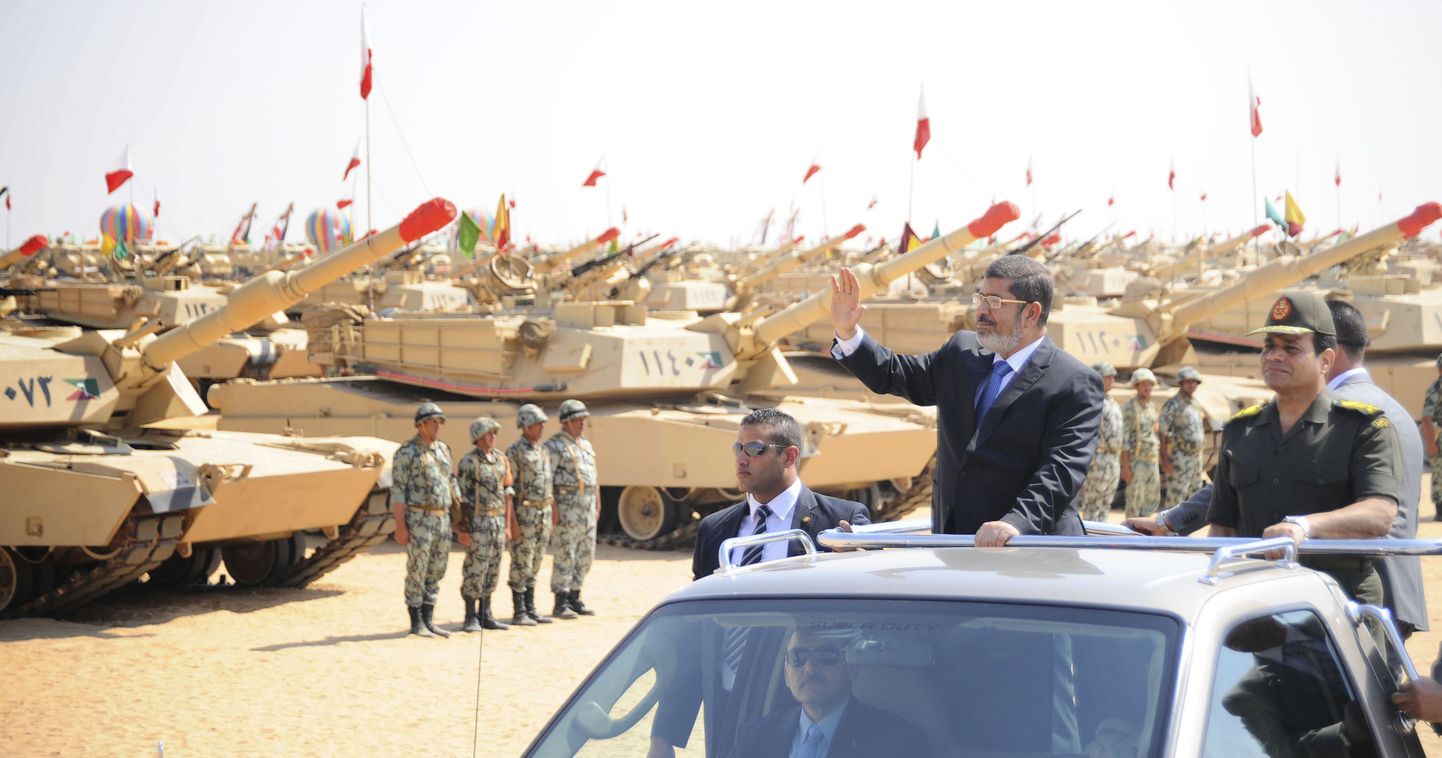 Mohamed Morsi enne võimupööret väeüksuseid üle vaatamas.