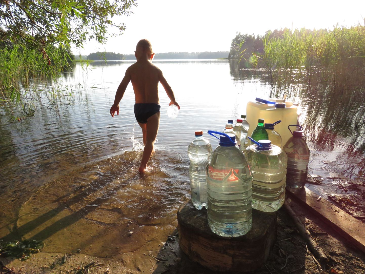 Канистры с водой у озера Пюхаярв.