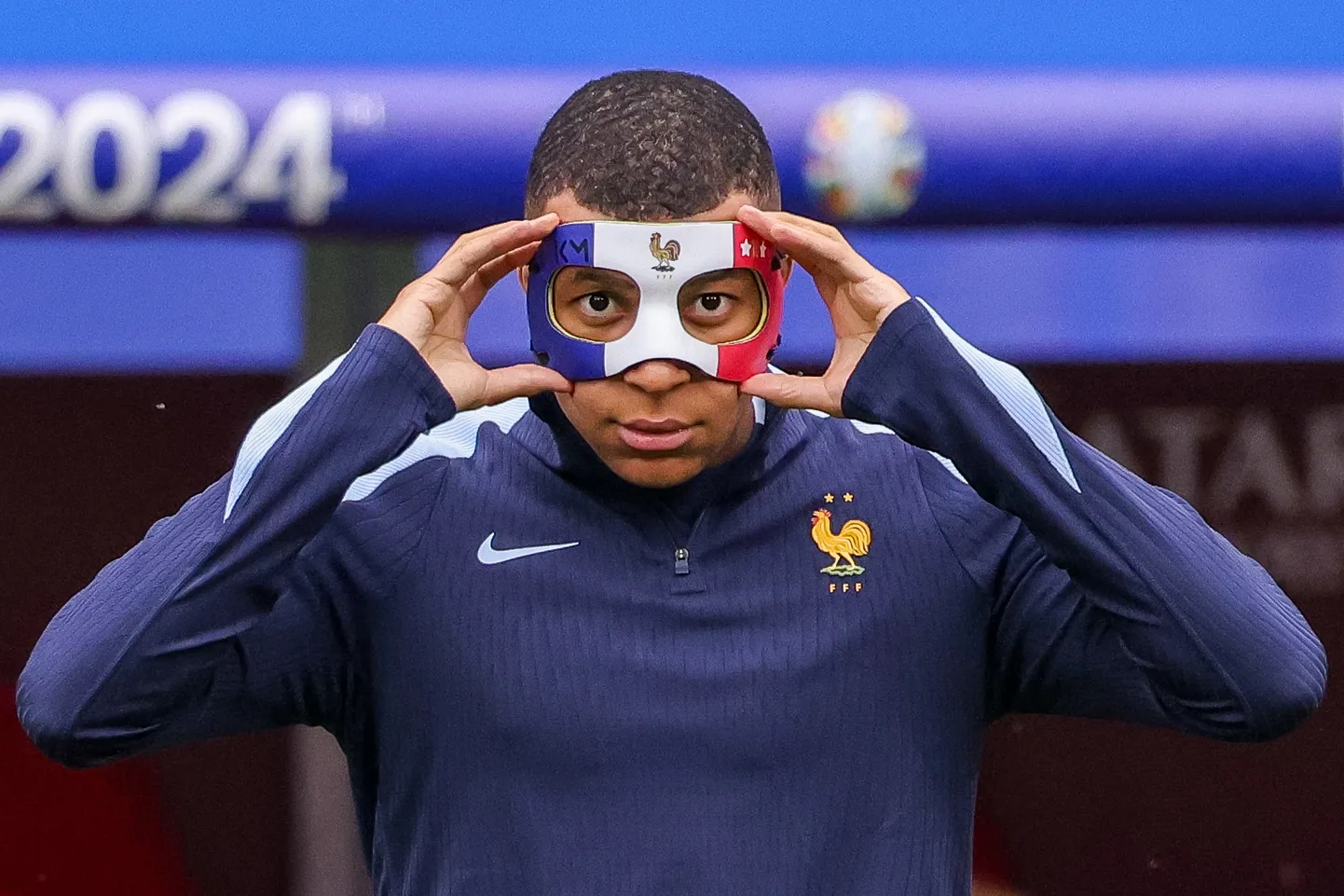 Kylian Mbappé saabus Prantsusmaa treeningutele uhke maskiga. Kahjuks sellega mängudes osaleda ei tohi.