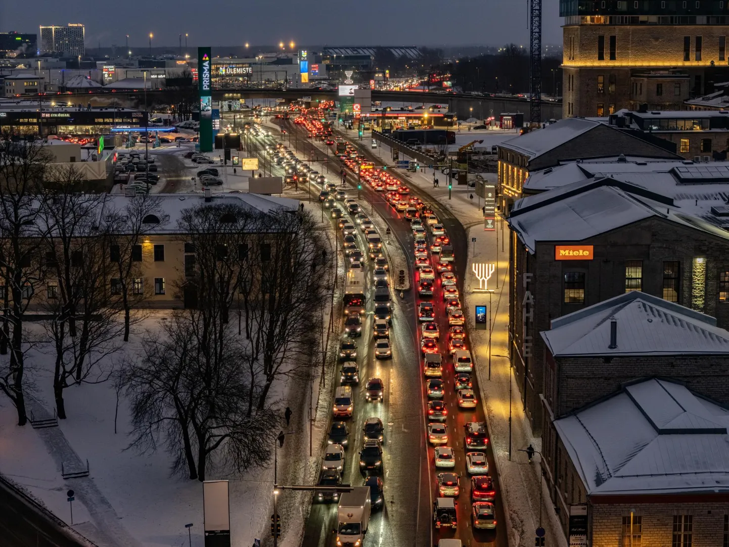 Tartu maantee: tänava laius Sossi mäel on jäänud samaks, liiklustihedus aga mitte. Ainuüksi Lasnamäel elab tänapäeval sama palju inimesi, kui saja aasta eest kogu Tallinna linnas kokku.