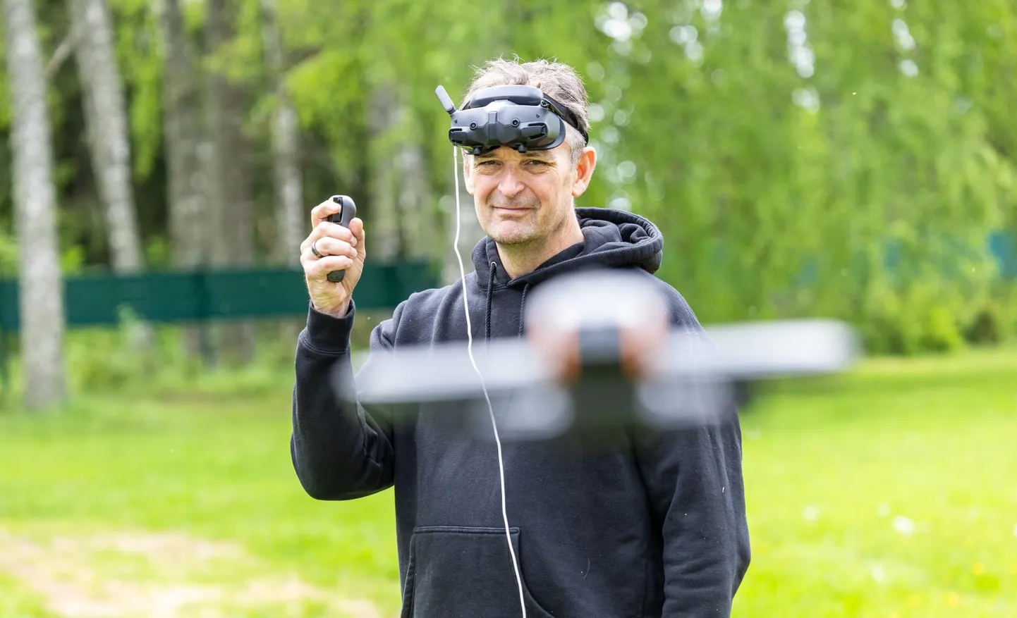 Drooniekspert James Acuna näitab, milline on lihtsaim varustus, mida on vaja, et õppida juhtima tillukesi mehitamata õhusõidukeid. Spetsiaalsete prillidega näeb droonipiloot oma silme ees reaalajas seda pilti, mida edastab õhust drooni kaamera.