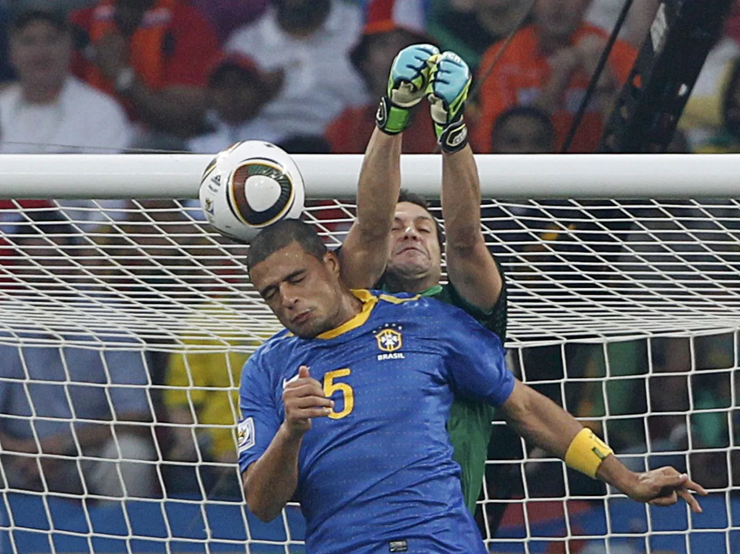 Felipe Melo (nr. 5) olukorras, kus pall tema peast väravasse lendas.