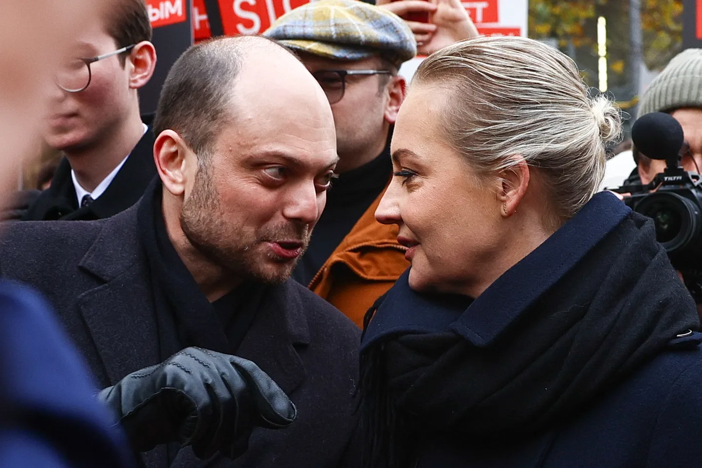 Vene opositsionäärid Vladimir Kara-Murza (vasakul) ja Julia Navalnaja (paremal) Berliinis toimunud sõjavastasel meeleavaldusel, 17. novembril 2024. a.