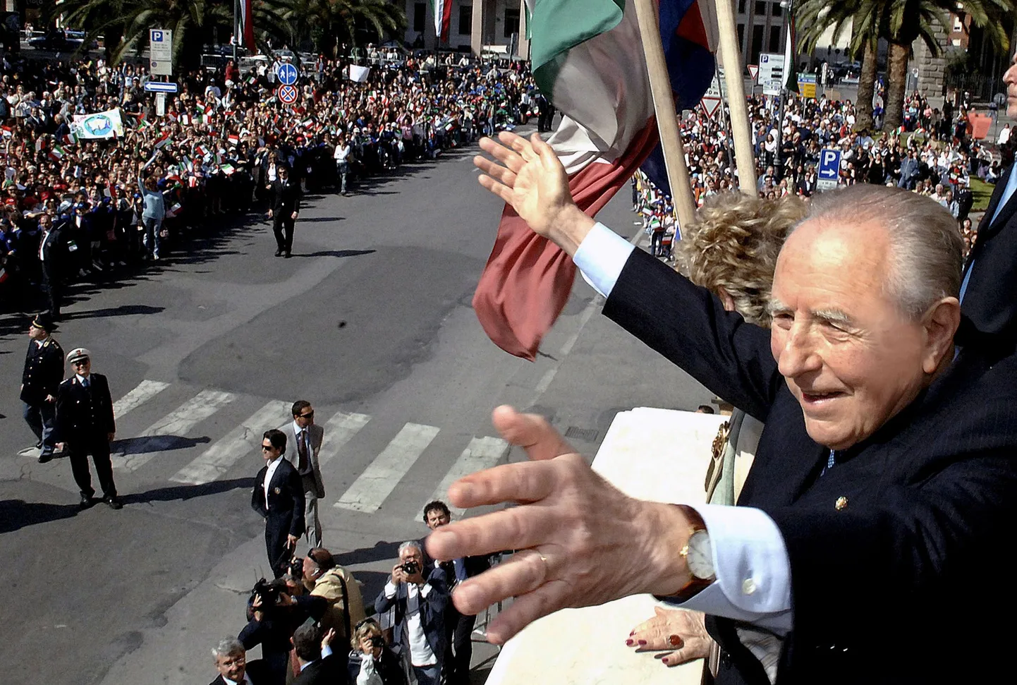 Itaalia president Carlo Azeglio Ciampi 2006. aastal kodulinna Livornot külastades rahvahulgale lehvitamas.