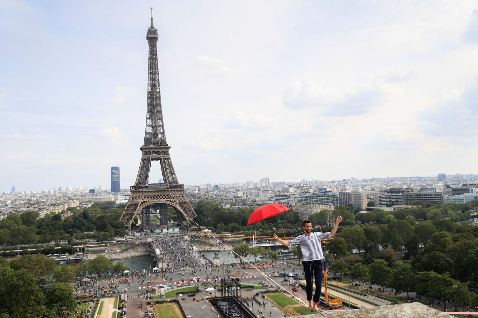 Prantsuse köielkõndija Nathan Paulin ületas 670-meetrise köie, mis oli pandud Eiffeli torni ja Theatre National de Chaillot' vahele. Ta oli 70 meetri kõrgusel. Etteaste leidis aset 19. septembril 2021