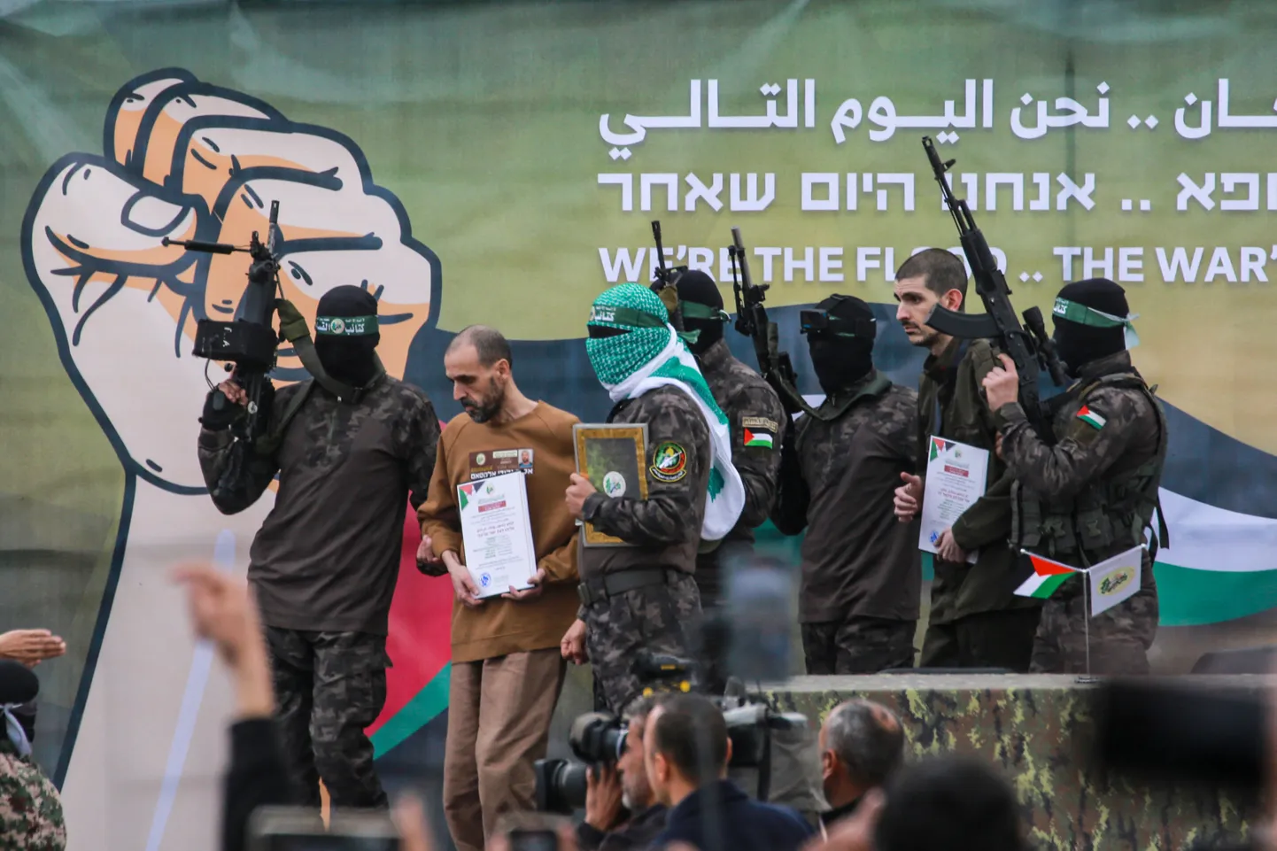 Hamasi võitlejad annavad Gaza keskosas Deir el-Balahis kolm Iisraeli pantvangi üle Punasele Ristile. Enne üleandmist sunniti pantvange laval rääkima.