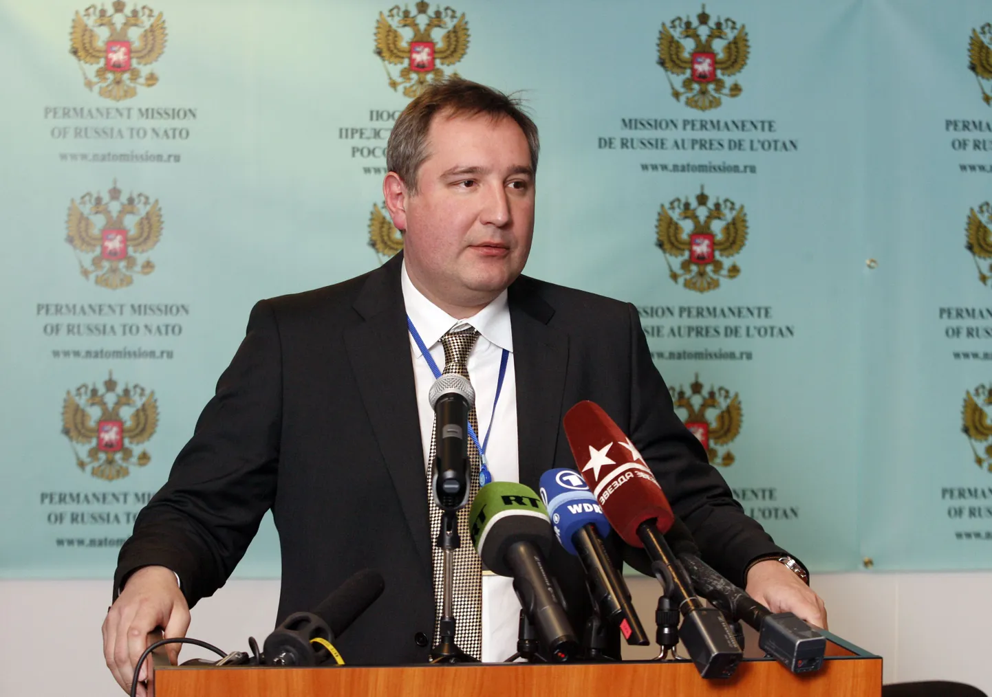 Рогозин отвечает на вопросы журналистов.