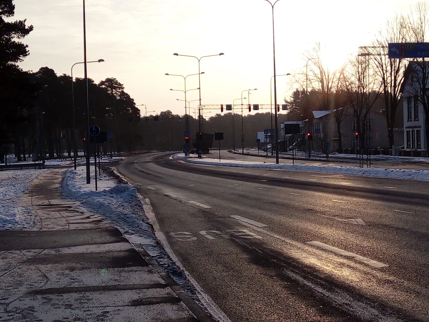 Pärnus Riia maantee ja Liivi tee ristmiku juures jäi teele reka, mille lastiks olnud konteiner pääses sõidu ajal lahti.