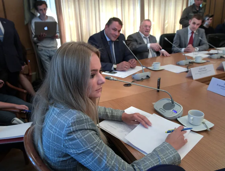 Jelizaveta Peskova istungil.