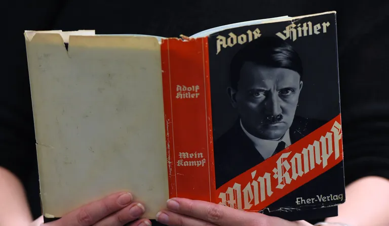 Inimene lugemas Saksamaa Berliini keskraamatukogus Saksa kunagise diktaatori Adolf Hitleri (1889–1945) raamatut «Minu võitlus» («Mein Kampf»).