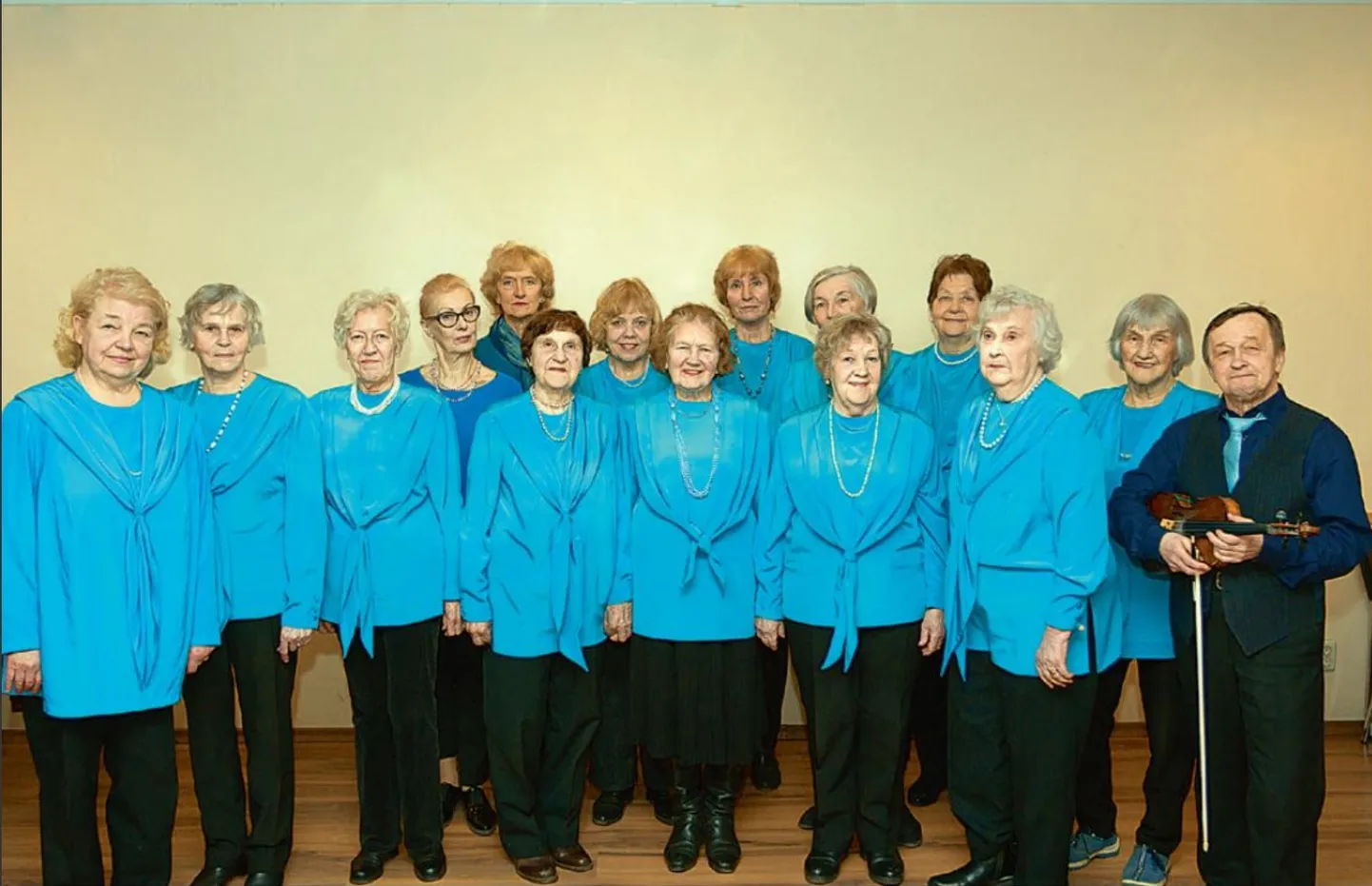 Ansambel Meelespea nooruslikud liikmed. Esimene rida vasakult paremale: Mare Silber, Urve Ots, Juta Lepisto, Naima Ringmäe, Karin Oja, Milvi Hallik, Leili Brandt, Valju Kasuk (akordion, viiul). Teine rida vasakult paremale: Hele Leemet, Maie Koldits (klaver), Silvia Ije, Reet Poom (juhendaja), Õie Roomets, Tiiu Taim, Vaike Aasa.