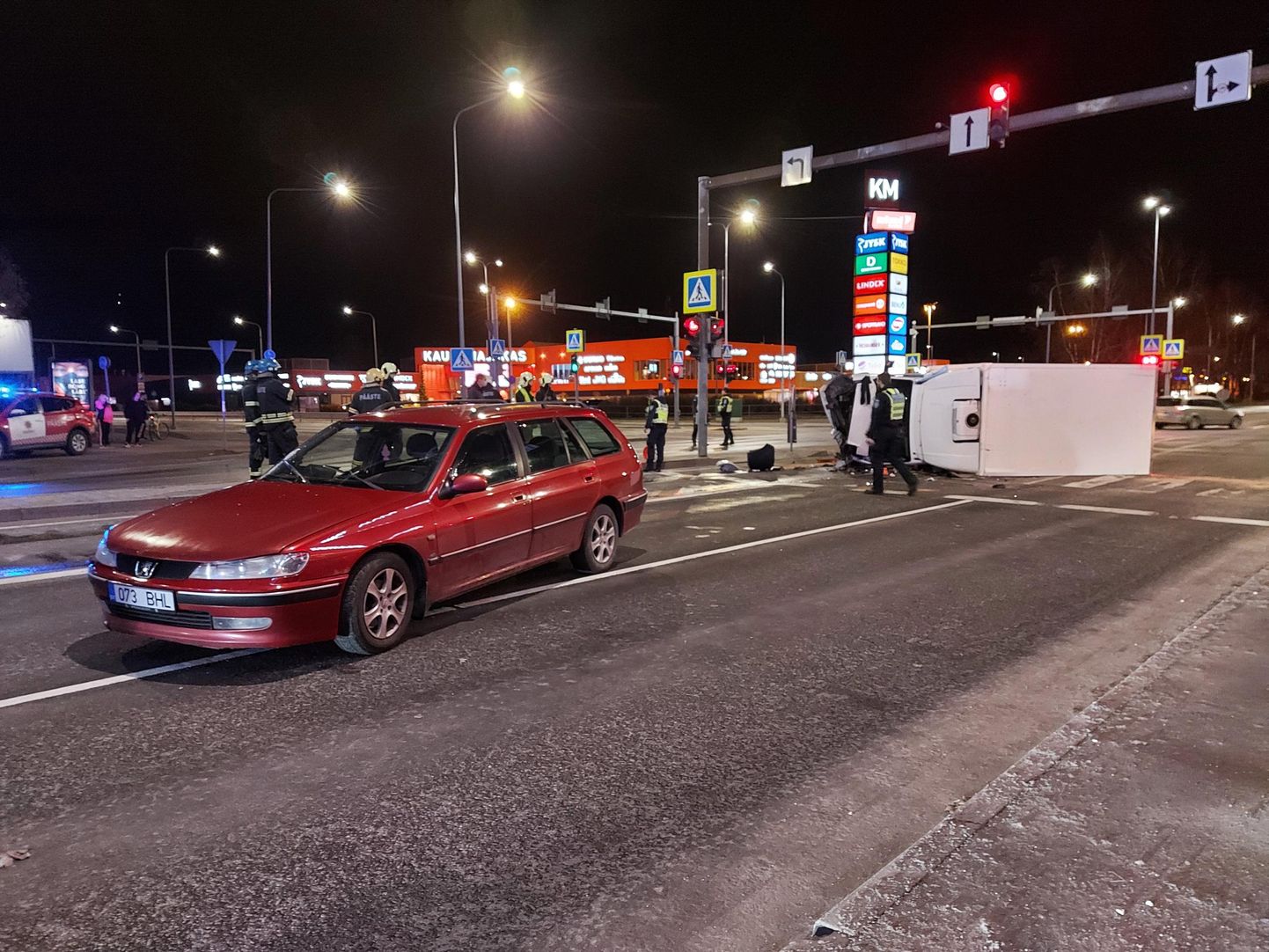 Eile õhtul põrkasid Riia maantee ja Papiniidu tänava ristmikul kokku kaubik ja sõiduauto.