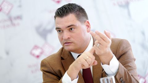 Rīgas skolās trūkst latviešu valodas skolotāju, pauž Ratnieks