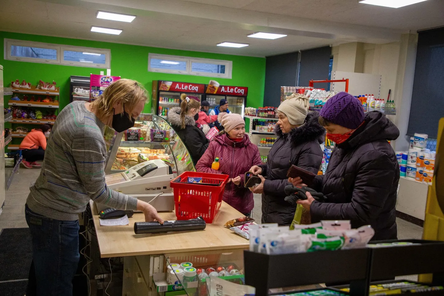 Avamisel täitus Ahula pood õige pea ostjatega ja kassa ees lookles pikk järjekord.