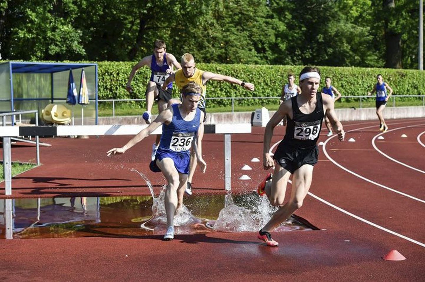 Noorsooklassi 1500 m jooksus konkurentidega kavaldanud Taavi Kilki (paremal) sai 3000 m takistusjooksus hõbeda.