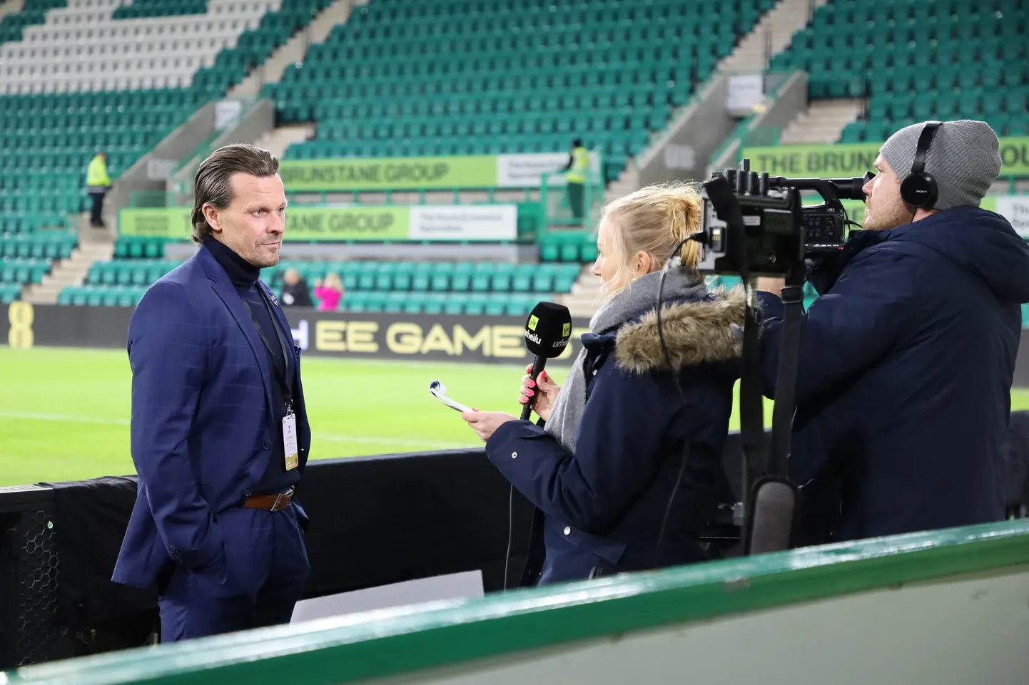 Soome naiste jalgpallikoondise loots Marko Saloranta andmas Ylele intervjuud mullu novembris peetud Soome ja Šotimaa mängu järel Edinburghis.
