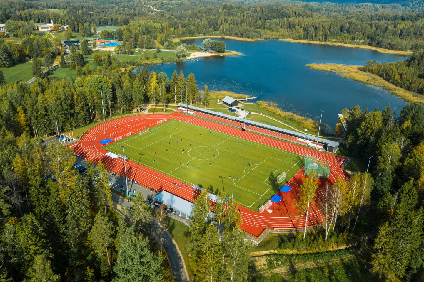 Kääriku spordikeskuse staadion ja Kääriku järv.