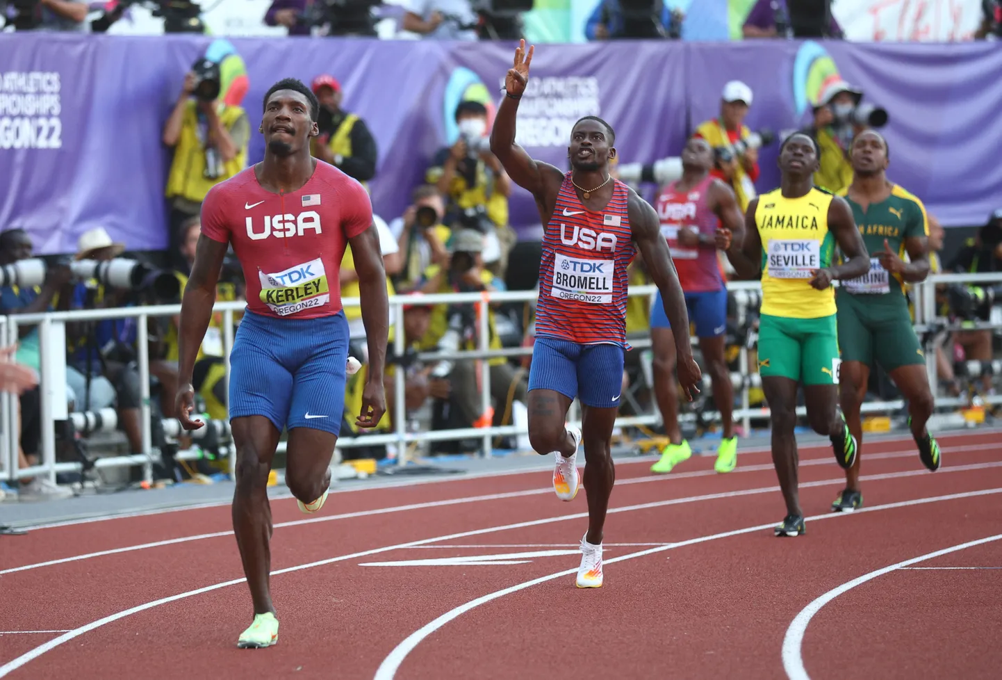 Maailmameister Fred Kerley (vasakul) ja pronksi teeninud Trayvon Bromell.