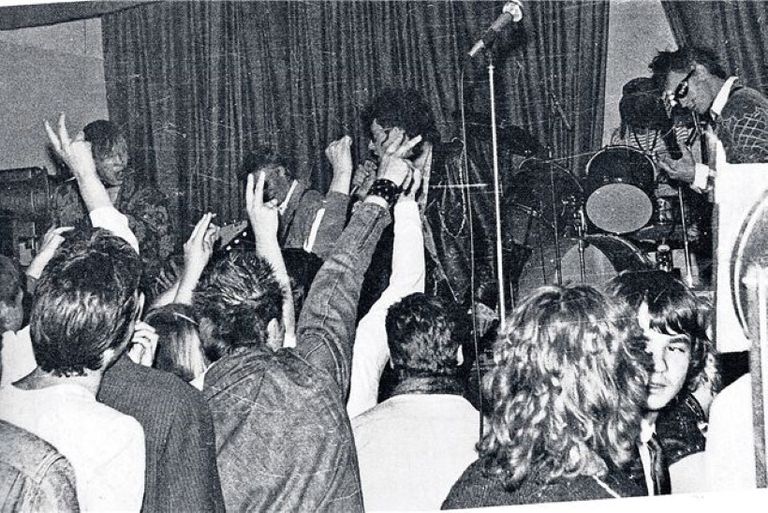 Ansambli Vennaskond esimene kontsert 1984. aasta 23. oktoobril Mustamäel Tallinna 49. keskkooli saalis.