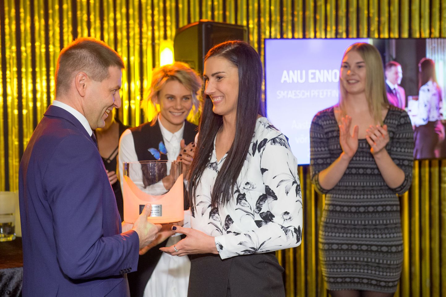 Aasta naisvõrkpalluri tiitli võitnud Anu Ennokit õnnitleb Eesti Võrkpalli Liidu president Hanno Pevkur.