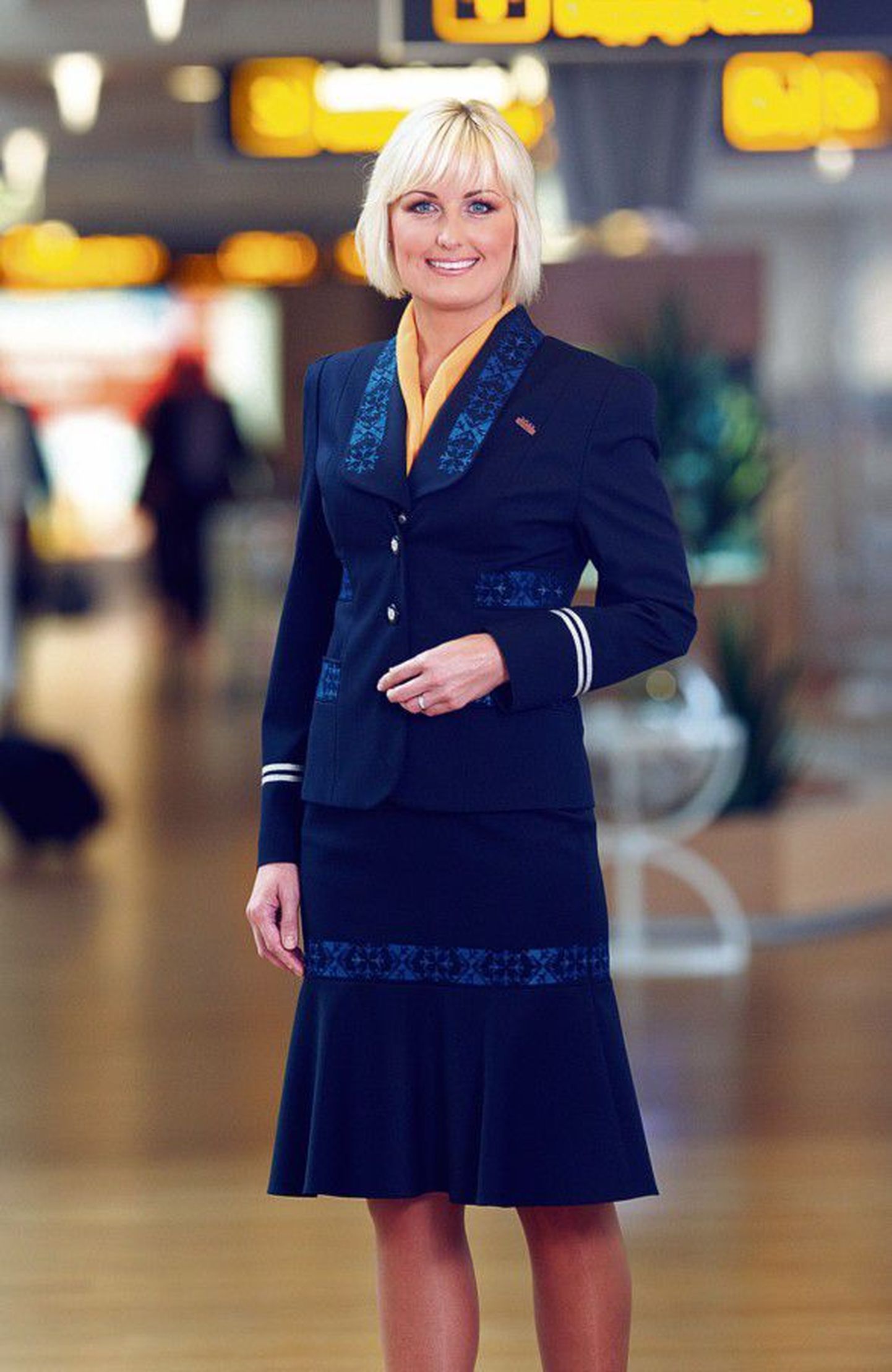 Kõige uuem: selle kuu algusest kannavad stjuardessid Tiina Talumehe moekalt rõhutatud õla ja rahvuslike, pisikestest lennukitest koosnevate tikandisiiludega vormi. Modelliks lennufirma kliendisuhete spetsialist Liina Mäeväli.