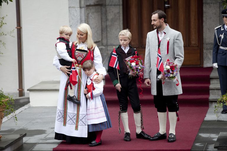 Kroonprintsess Mette-Marit, kroonprints Haakon, printsess Ingrid Alexandra, prints Sverre Magnus ja Mette-Mariti poeg Marius (keskel)