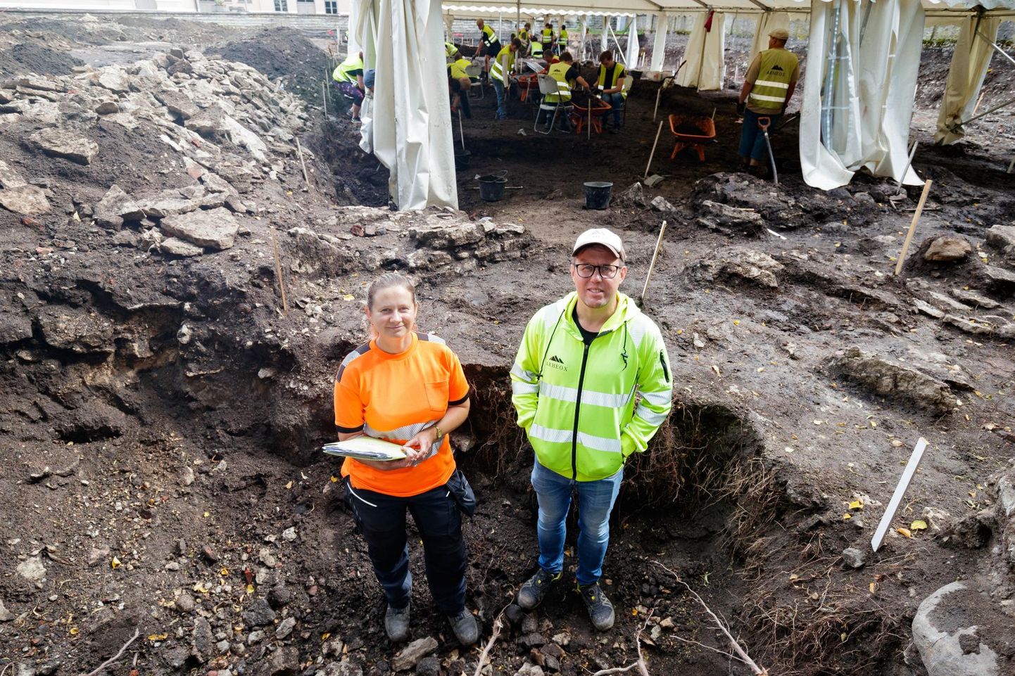 Археологи Кейти Рандоя и Риво Бернотас к осени исследуют территорию площадью около 1500 квадратных метров рядом с Таллиннской тынисмяэской реальной школой.