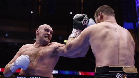 VIDEO ⟩ Fjūrijs atgriešanās cīņā pārliecinoši sakauj Mahmudovu