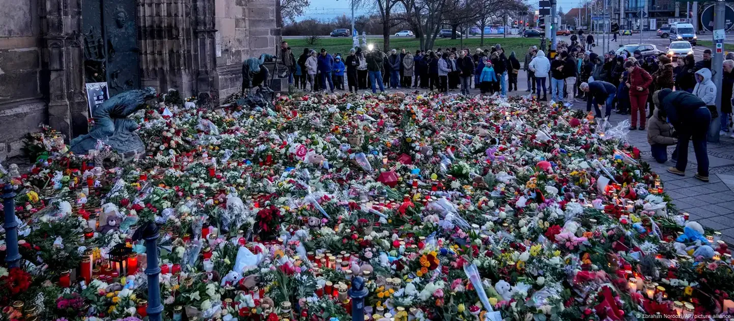 Цветы и свечи на месте трагедии в Магдебурге