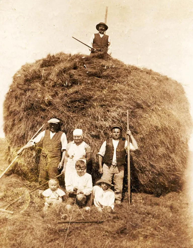 Heinategu Hammaste külas, Tartumaal 1920ndate lõpus. Endel Uiga on ees keskel ja käivitab kaamerat niidi tõmbamisega.