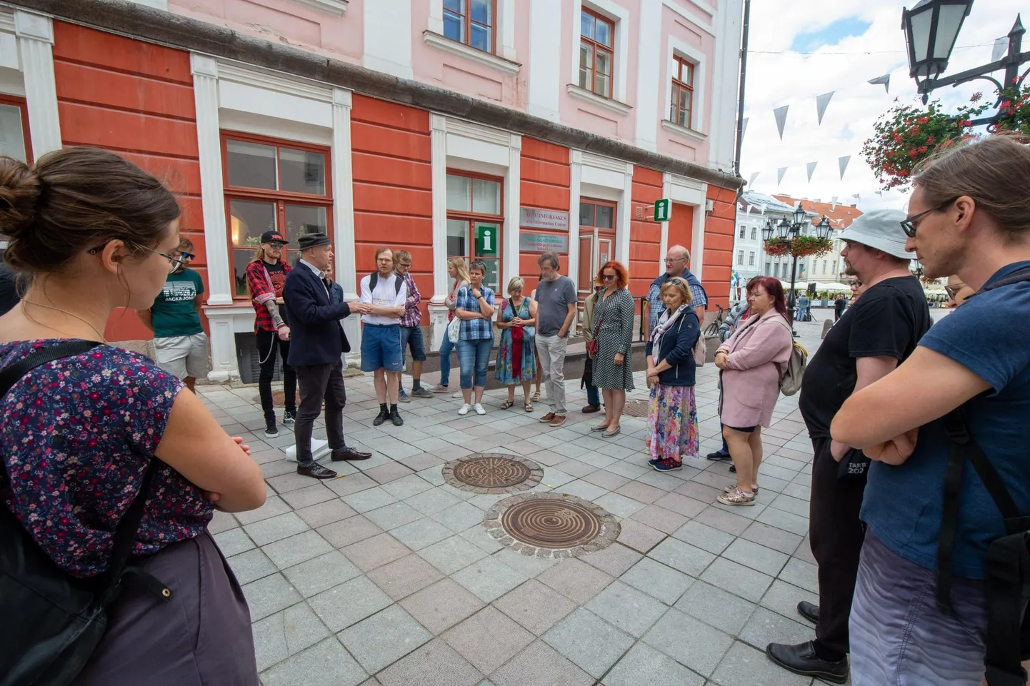 Kanalisatsiooniluukide tundja Andres Siplane tutvustas Tartu erinevaid kanalisatsiooniluuke.