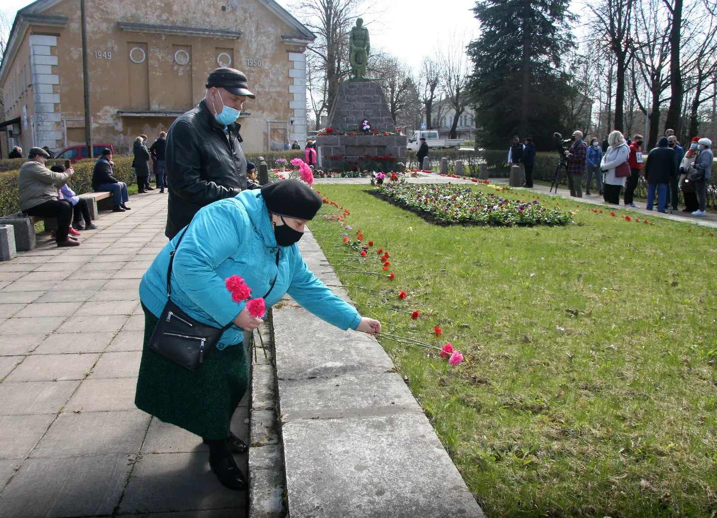 В прошлом году сбор людей у памятника в Кохтла-Ярве был ограничен коронавирусными опасениями, но цветы несли весь день.