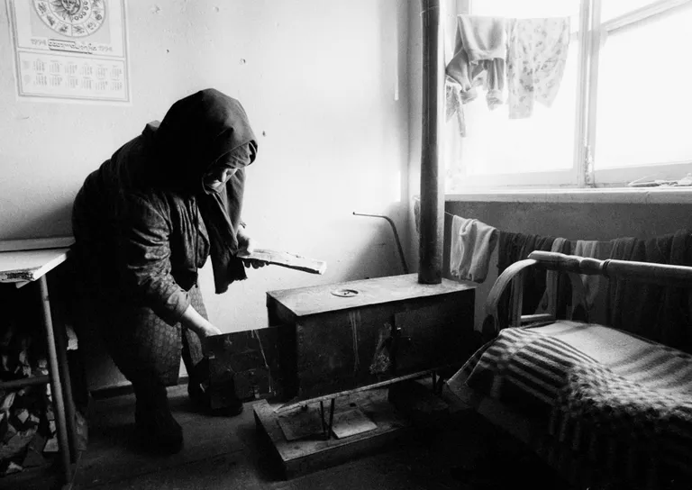 Abhaasiast põgenenud eakas naine Khuthaisis 1994. aasta veebruaris.